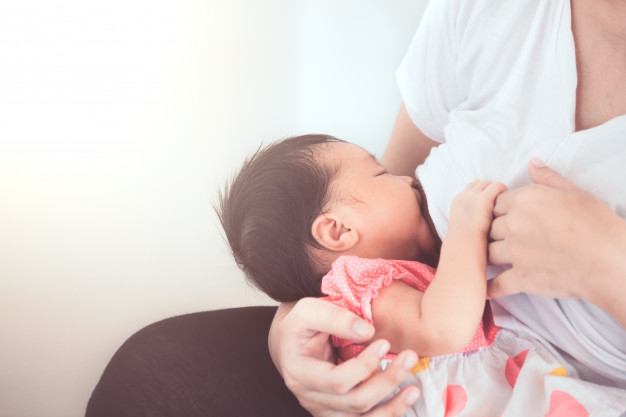 O que fazer quando bebê mamar no peito após ter sido apresentado à mamadeira?