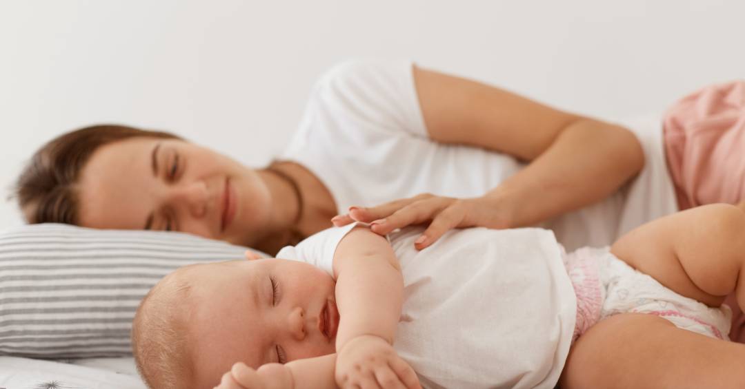 Dormir na cama dos pais faz mal ao bebê? Entenda os riscos